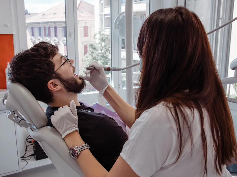 Contrôle dentaire réalisé par un dentiste au Centre Dentaire Tivoli à Lausanne, quartier Tivoli