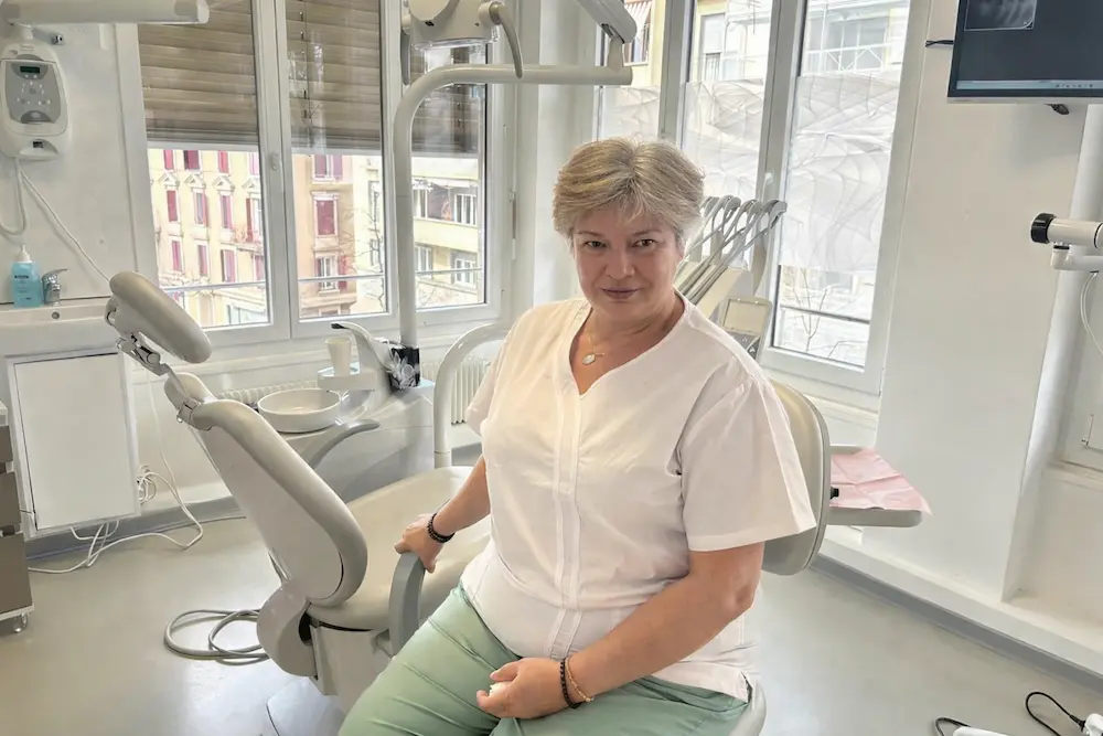 Dentiste du Centre Dentaire Tivoli dans la salle de soins moderne à Lausanne, quartier Tivoli